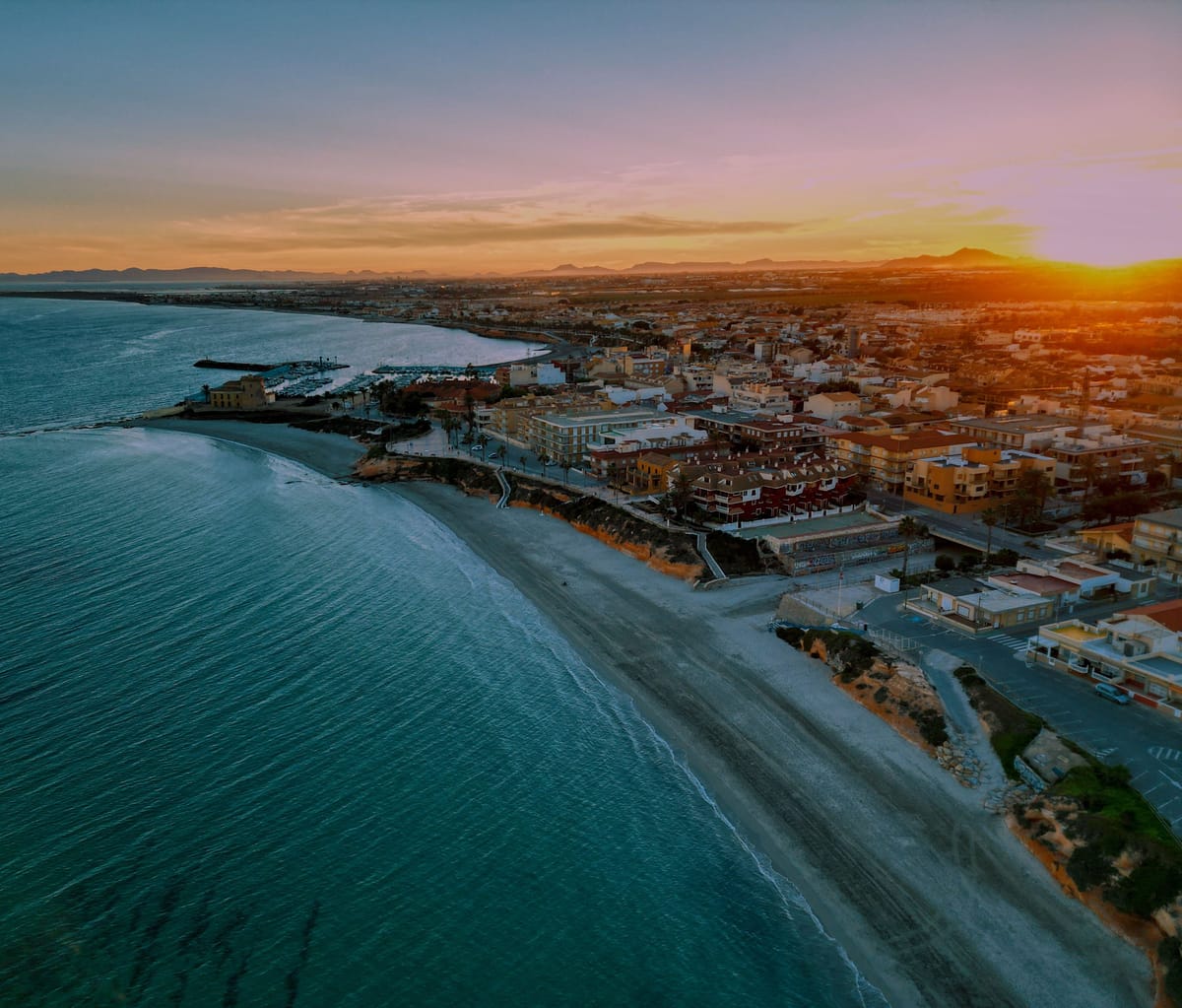Kysten ved Torre de la Horadada, like sør for Orihuela Costa, i solnedgang