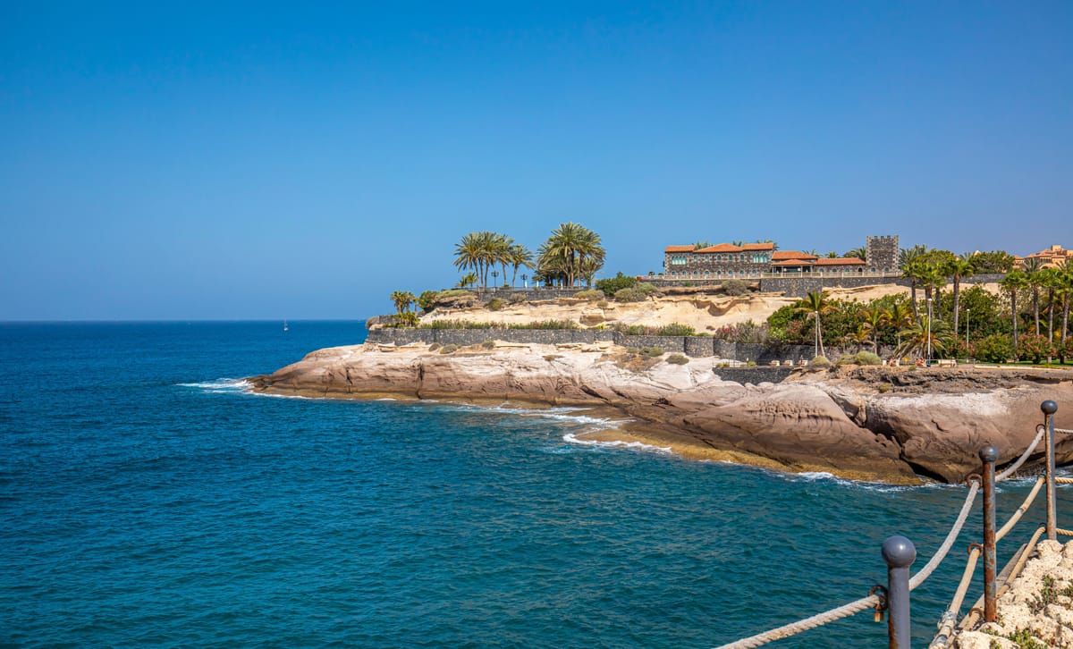 Turkis hav og klipper ved Costa Adeje