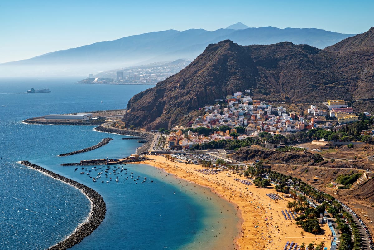 Playa de Las Teresitas på Tenerife, med Teide i bakgrunnen