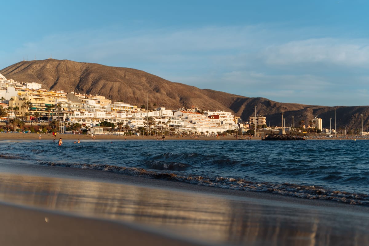 Stranden i Los Cristianos i kveldslys