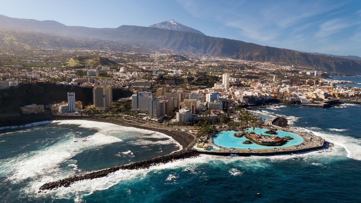 Puerto de la Cruz og Lago Martiánez, med snø på Teide